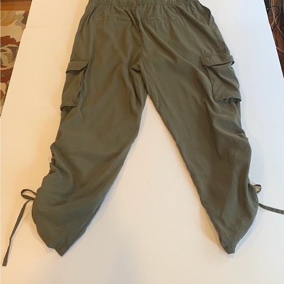 Sofia Vergara Olive Green Lightweight Cropped Luxe Cargo Pants Women’s Large - Picture 2 of 5
